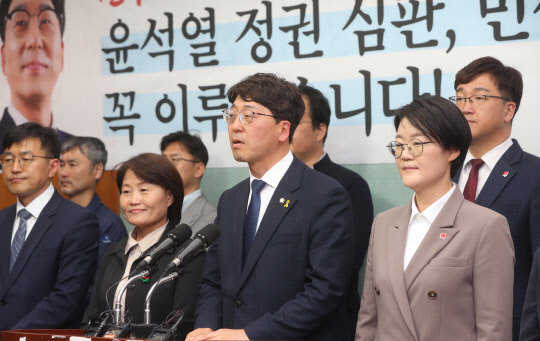 4·5 전북 전주을 국회의원 재선거에서 당선된 강성희(가운데) 진보당 국회의원이 11일 전북도의회에서 연 기자회견에서 "윤석열 정권 심판, 민생정치, 전주 발전을 꼭 이루겠다"면서 전주시민에 감사 인사를 전하고 있다.<연합뉴스>